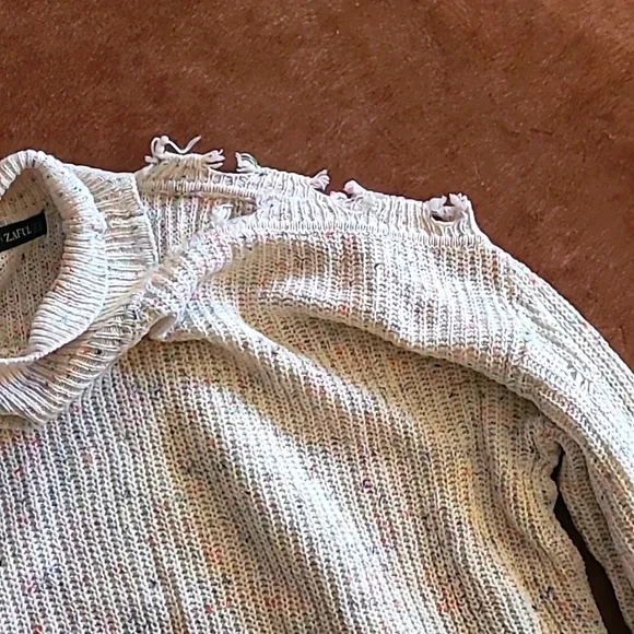 ⭐ $5 ⭐  Destroyed/Frayed Cream Turtleneck Sweater Size Medium - Picture 4 of 10